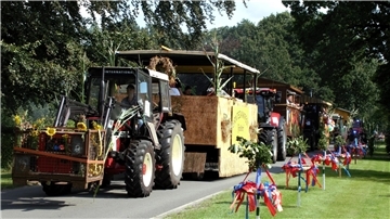 Seit Jahrzehnten rollen am ersten Sonntag im September in Frelsdorf Erntewagen durch den Ort.