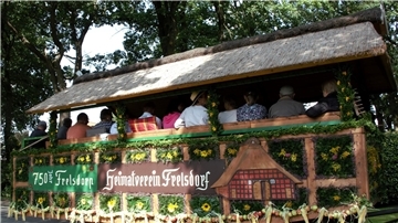 Seit Jahrzehten rollen am 1. Wochenende im September in Frelsdorf Erntewagen durch den Ort