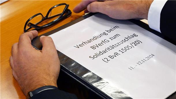 Kostet die Einheit heute noch Geld? Karlsruhe prüft Soli Seit Jahrzehnten wird über den Solidaritätszuschlag gestritten.
