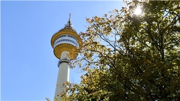 Seit mehr als 50 Jahren ist er Landmarke und prägt Bremerhavens Skyline: der Richtfunkturm oder auch Radarturm des Wasser- und Schifffahrtsamtes. Voraussichtlich im kommenden Jahr soll der Turm saniert werden. Foto Scheschonka