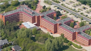 Seit mehr als drei Jahrzehnten existiert das Kreishaus an der Vincent-Lübeck-Straße in Cuxhaven. Nun soll das Gebäude erweitert werden, doch wie groß der Anbau werden soll, das ist nun wieder offen.