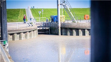 Seit Monaten ist die Automatik des Siels im Wremer Hafen defekt. Deshalb wird der Bereich nicht mehr richtig gespült.