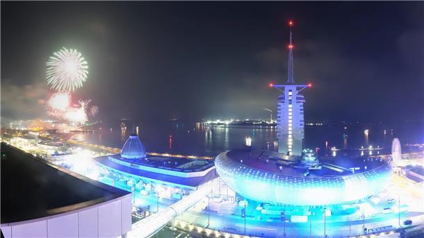 Ein Jahr Super-Webcam: Bremerhaven im Zeitraffer (Video) Bremerhaven aus der Luft. Am Nachthimmel sieht man Feuerwerk.