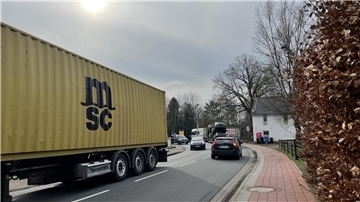 Ein Lkw fährt auf der Straße.