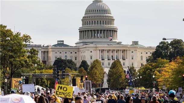 „No Kings“: Massenproteste gegen Trump in den USA Seit Trumps zweitem Amtsantritt hat es in den USA deutlich mehr Demonstrationen gegeben als in seiner ersten Amtszeit.