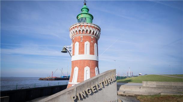 Seit über 100 Jahren steht der Pingelturm mit seiner Backsteinfassade am Lohmanndeich. Etwas fehlte ihm.