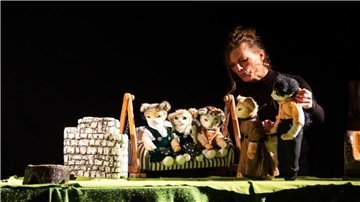 Seit über 20 Jahren tourt die Kinderschutzexpertin Irmi Wette durch Deutschland. Immer mit an Bord: Die Katzenkinder Tom, Lotte und Salome sowie ihre coolen Freunde Sausi und Brausi - allesamt Hauptdarsteller des Figurentheaters „Pfoten weg e.V.“ Ihr Motto: „Macht Kinder stark! Prävention von Gewalt an Kindern.“ „Unser Ziel ist, die Prävention (sexualisierter) Gewalt von Scham zu befreien und konkrete Hilfemöglichkeiten aufzuzeigen“, sagt Irmi Wette, Kinderschutzexpertin sowie Vorstandsvorsitzende des internationalen, gemeinnützigen.Vereins „Pfoten weg“, der am 5. und 6. Mai sein Figurentheater-Stück in Bremervörde zeigt.