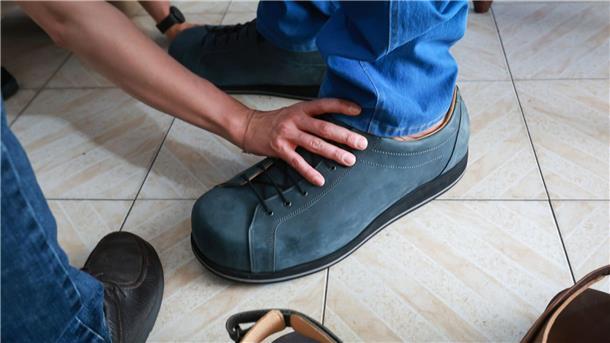 Deutsche Schuhe für die wohl längsten Füße der Welt Seit vielen Jahrzehnten beschenkt Georg Wessels die größten Menschen der Welt mit passendem Schuhwerk.