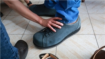 Seit vielen Jahrzehnten beschenkt Georg Wessels die größten Menschen der Welt mit passendem Schuhwerk.