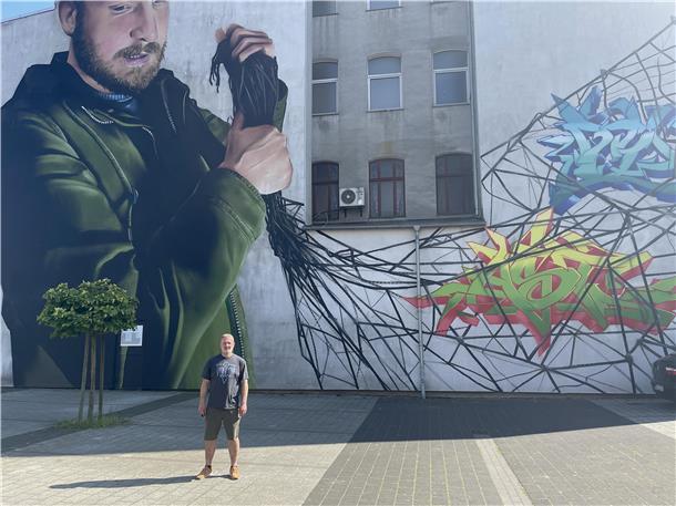 Mann vor Graffiti
