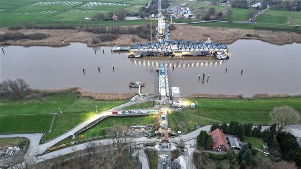 Drehbares Mittelteil für neue Friesenbrücke wird eingebaut Seitdem ein Frachter die alte Friesenbrücke 2015 rammte und weitgehend zerstörte, ist die Emsquerung unterbrochen.