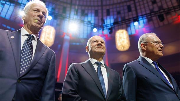 Scholz eröffnet Hannover Messe: „Willkommen bei Freunden“ Seite an Seite: Kanadas Sondergesandter Stéphane Dion (v.l.), Kanzler Olaf Scholz und Niedersachsens Ministerpräsident Stephan Weil setzen auf mehr Zusammenarbeit.