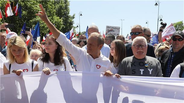 Protest in Warschau gegen Polens Regierung Seite an Seite: Donald Tusk (3.v.l) und Lech Walesa (2.v.r).