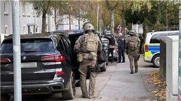 SEK-Beamte hatten nach Hinweisen auf einen Bewaffneten eine Gesamtschule in Solingen umstellt. Jetzt gibt es Entwarnung.