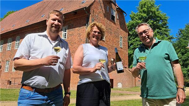 Sekretär Sven Weisemann (l.) und Präsidentin Katrin Hantke vom Rotary-Club sowie Friedrich Zittlosen vom Burgverein freuen sich auf das Weinfest in Hagen.
