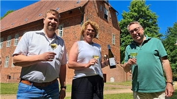 Sekretär Sven Weisemann (l.) und Präsidentin Katrin Hantke vom Rotary-Club sowie Friedrich Zittlosen vom Burgverein freuen sich auf das Weinfest in Hagen.
