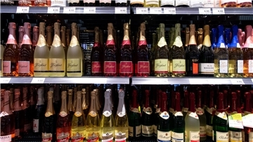 Sekt darf ohne Folienkapsel am Flaschenhals verkauft werden. Doch viele große Sekthersteller sind skeptisch.