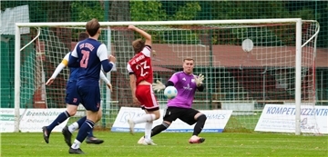 Ein Fußballspieler vergibt eine Torchance