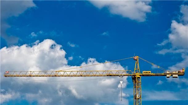 Schlüsselfertig bauen: Warum moderne Fertighäuser überzeugen Baukran