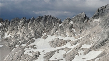 Selbst an der tiefsten Stelle ist das Eis des Südlichen Schneeferners inzwischen weniger als sechs Meter dick - im Vergleich zu etwa zehn Metern 2018.