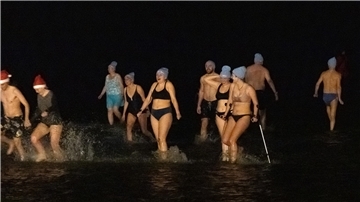 Selbst an Unterarm-Gehstützen wagte sich eine Teilnehmerin in die Nordsee.