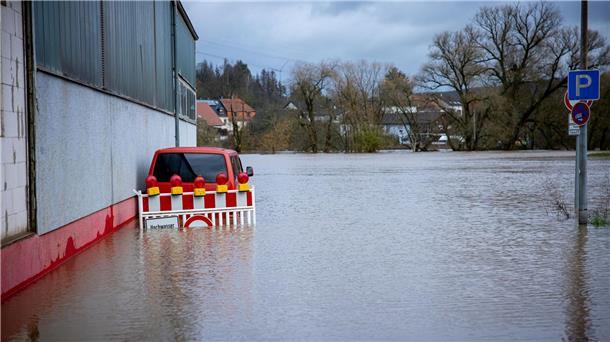 Scholz erneut im Hochwassergebiet: Kritik von Anwohnern Selbst die Absperrung steht unter Wasser: Hier ist die Blies bei Neunkirchen im Saarland über ihre Ufer getreten.