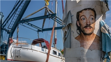 Selbst die Litfaßsäulen in Bremerhaven waren von der Pandemie betroffen. Hier die Säule am Yachthafen - im Juni 2020.