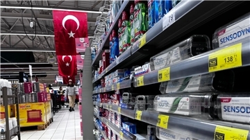 Selbst die Zahnpasta ist diebstahlgeschützt. Im Dezember lag die Teuerungsrate in der Türkei bei knapp 65 Prozent.