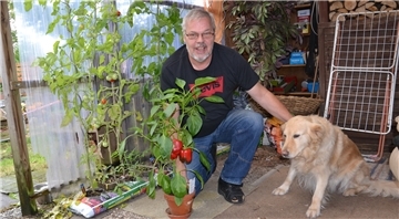 AfD-Landtagskandidat Willi Heins mit Hund Sammy