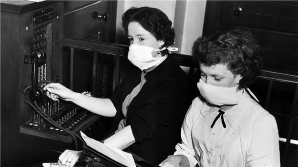 Tödliche Bedrohung: Great Smog in London vor 70 Jahren Selbst in den Büros saßen die Angestellten mit Gazemasken (Aufnahmedatum unbekannt). Im Dezember 1952 legt sich fünf Tage lang eine schwere Dunstglocke aus Rauch und Nebel über die britische Hauptstadt.
