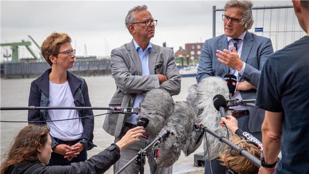Selbst in den USA und wird über den schiefen Turm von Bremerhaven berichtet. Die damalige Hafensenatorin Claudia Schilling (SPD), Bremenports-Sprecher Holger Bruns und Bremenports-Geschäftsführer Robert Howe (von links) stehen in der Kritik: Warum wurde sich nicht früher um das Bauwerk gekümmert? Ihre Antwort: Der Turm sei ständig überprüft worden.