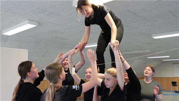 Jugendliche bilden eine Art menschliche Pyramide. Die Übung war Teil der Ausbildung zur Jugendleiterin.