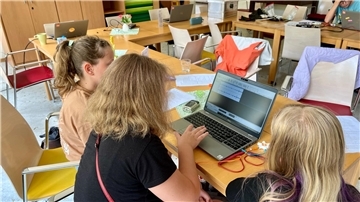 Selbst machen statt nur anhören: Eine Gruppe Ferienpass-Kinder hat eigene Hörspiele kreiert - mithilfe moderner Technik und künstlicher Intelligenz.