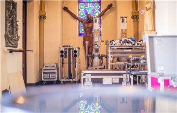 Vorbereitungen für den ZDF-Fernsehgottesdienst aus der Herz-Jesu-Kirche in Bremerhaven-Geestemünde