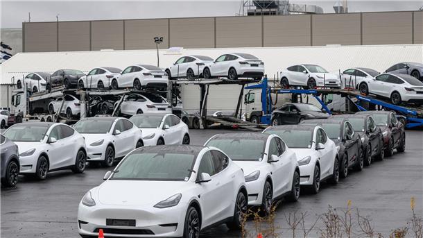 Tesla-Aktie fällt an einem Tag um mehr als 15 Prozent Selbst US-Präsident Trump will seinem Berater Musk und dessen Autofirma nun unter die Arme greifen.