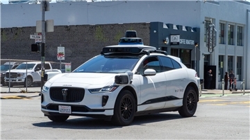 Selbstfahrendes Auto der Google-Schwesterfirma Waymo im Straßenverkehr von San Francisco.