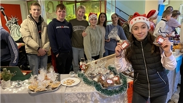 Selbstgemachte Leckereien boten die Schülerinnen und Schüler der Oberschule 1 nun auf ihrem Weihnachtsmarkt an.