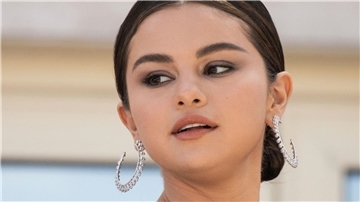 Selena Gomez trägt aktuell einen Gipsverband.