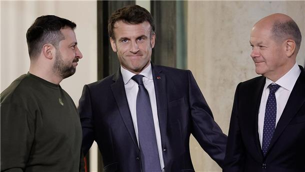 Selenskyj beschwört in Brüssel Gemeinschaft mit der EU Selenskyj (l) wirbt am Vorabend seines Brüssel-Besuchs bei Macron (M) und Scholz um Kampfjets.