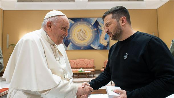 Selenskyj trifft im Vatikan Papst Franziskus.
