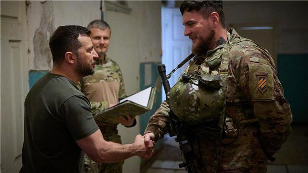 Selenskyj besucht ostukrainische Front nördlich von Bachmut Selenskyj zeichnet einen Soldaten an der Frontlinie aus. Man müsse für jeden Kilometer, den die eigenen Truppen vorwärts kämen dankbar sein, sagte er.