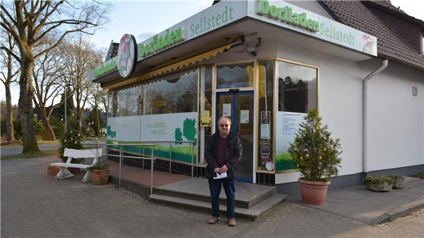 Sellstedts Bürgermeister Ralf Wolter muss sich noch gedulden. Erst im Oktober öffnet der neue Tante-Enso-Markt im Dorfladen-Gebäude seine Türen.