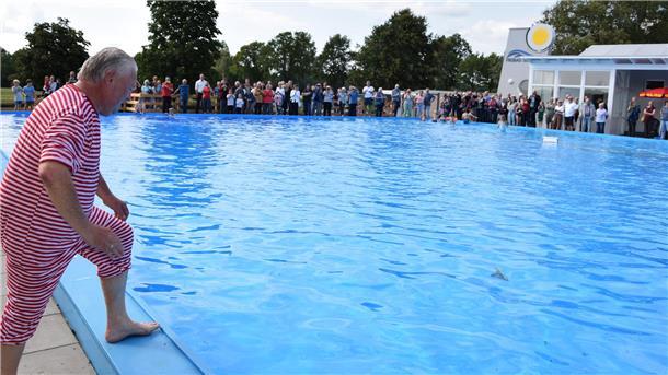 Selsingens Bürgermeister in historischem Badeanzug vor dem ersten Sprung ins Becken des für 1,2 Millionen Euro sanierten Selsinger Freibades.