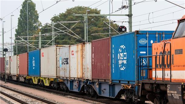 Container auf einem Zug