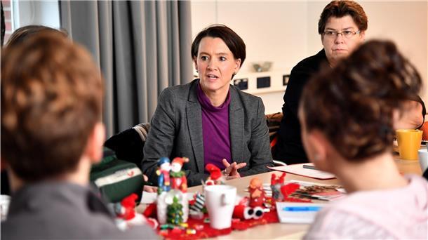 Senatorin Claudia Bogedan bei einem Besuch des Projekts „Connect" der AWO.