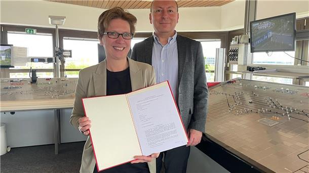 Senatorin Claudia Schilling und DB-Netz-Betriebsleiter Marcus Kuhn im Stellwerk der Bremischen Hafeneisenbahn.