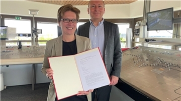 Senatorin Claudia Schilling und DB-Netz-Betriebsleiter Marcus Kuhn im Stellwerk der Bremischen Hafeneisenbahn.