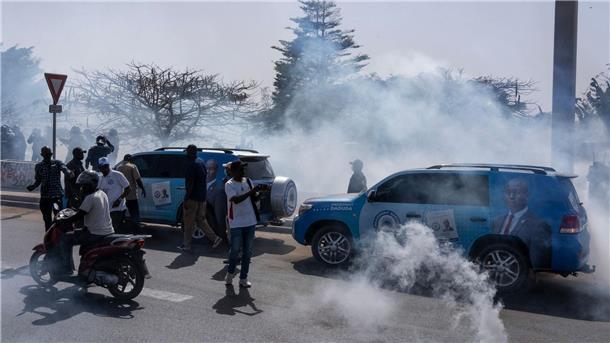 Drei Tote nach Protesten im Senegal Senegalesische Bereitschaftspolizisten in Dakar setzen Tränengas gegen Anhänger der Opposition ein.