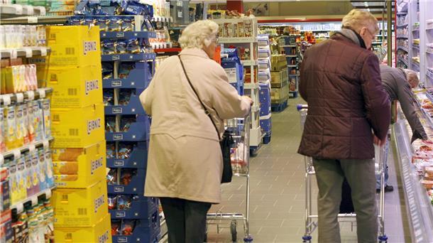 Senioren beim Einkaufen: Das soll in diesen Tagen nach Möglichkeit nicht notwendig sein.