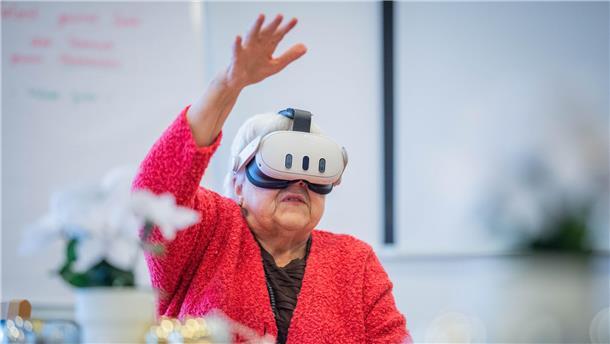 Senioren haben im Amarita-Pflegeheim in Bremerhaven die Möglichkeit, mittels VR-Brille Sehnsuchtsorte zu besuchen.